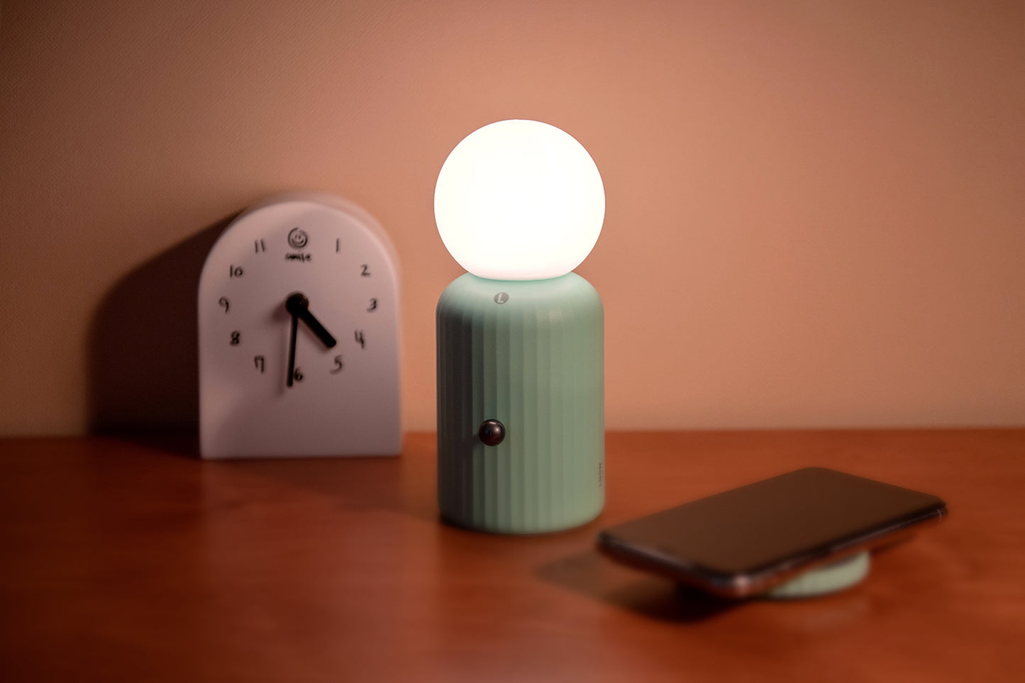 Skittle Wireless Lamp with Phone Charger